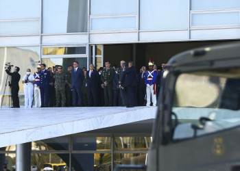 Marinha faz desfile com carros blindados na Esplanada dos Ministérios